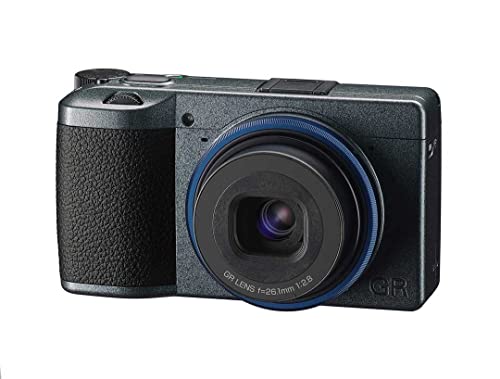 Ricoh GR IIIx Urban Edition, corpo grigio metallizzato con anello blu navy, fotocamera compatta digitale con sensore CMOS formato APS-C da 24 MP, obiettivo da 40 mmF2,8 GR (nel formato 35 mm)