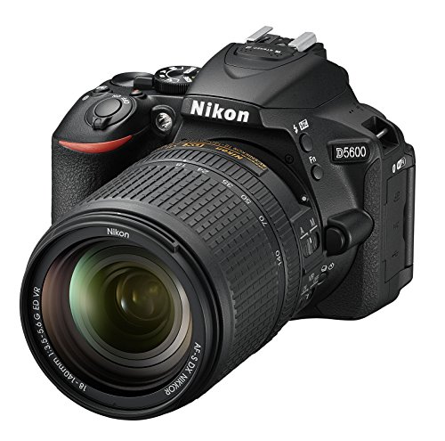 Nikon D5600 + AF-S DX NIKKOR 18-140 mm VR, Fotocamera Reflex Digitale, 24.2 Megapixel, LCD Touchscreen 3 , Bluetooth, SD 8 GB 300x Premium Lexar, Nero [Nital Card: 4 Anni di Garanzia]