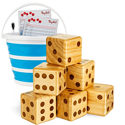 Toyfel gioco di dadi XXL Chuck - gioco indoor & outdoor per bambini e adulti in legno di pino FSC - 6 dadi giganti (9 cm di grandezza) con scatola di trasporto incl. tabellone e matita