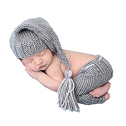 Costume color grigio per neonato a, realizzato all’uncinetto per fotografia con cappellino