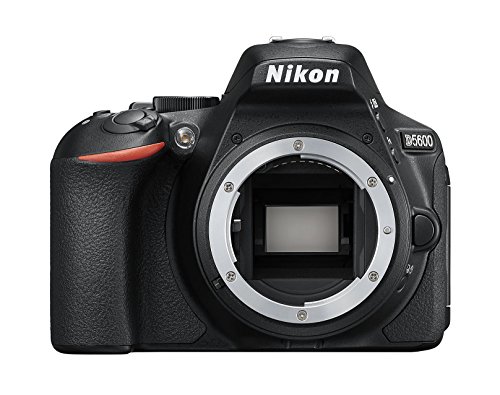 Nikon D5600 Fotocamera Reflex Digitale, 24.2 Megapixel, LCD Touchscreen ad Angolazione Variabile 3 , Bluetooth, SD 8 GB 300x Premium Lexar, Nero [Nital Card: 4 Anni di Garanzia]