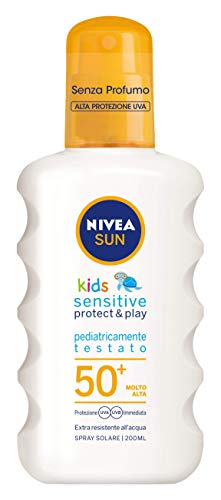 Nivea SUN Spray Solare Kids Sensitive Protect & Play FP50+ in flacone spray da 200 ml, Protezione solare senza profumo, Crema solare per pelli delicate