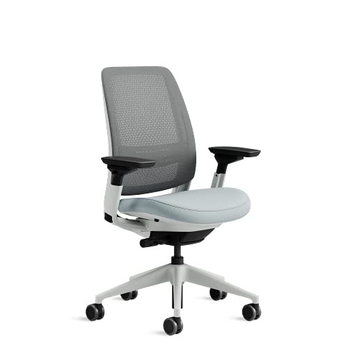 Steelcase Series 2 Sedia da ufficio ergonomica regolabile in altezza con supporto lombare regolabile e braccioli, rete posteriore grigia traspirante e comodo tessuto del sedile azzurro