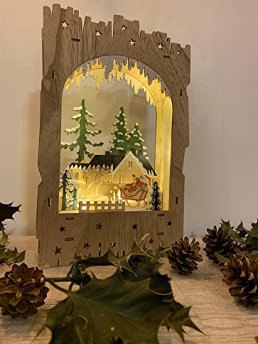 Villaggio di Natale luminoso in legno. Babbo Natale nella sua slitta con LED h=34,5 cm l=22 cm, da appoggiare o da appendere.